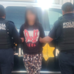 La descubren robando en su primer día