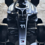 “Checo” Pérez presenta su casco