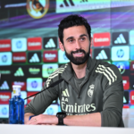 El aterrizaje de Arbeloa en el vestuario del Madrid: más palabras que soluciones