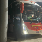 Detienen a chofer de autobús por embrigarse en su unidad