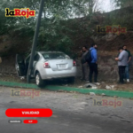 VEHÍCULO TERMINA SOBRE LA BANQUETA EN RÍO SANTIAGO
