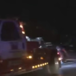 Camioneta se sale del camino al derrapar