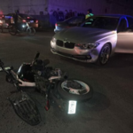 Motociclista sufre fractura expuesta tras chocar contra auto