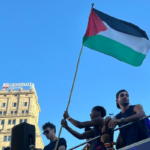 Lamine Yamal ondea la bandera palestina en la rúa del Barça y revoluciona las redes