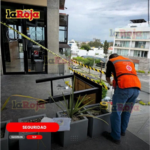 ¡CAE CRISTAL DESDE LO ALTO DE PLAZA GUADALCÁZAR Y ACTIVAN SUSPENSIÓN DE ÁREAS!