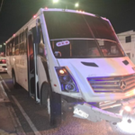 Transporte de personal impacta dos vehículos en San Juan del Río