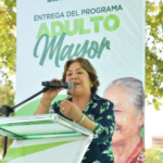 ADULTOS MAYORES RECIBEN APOYO ECONÓMICO DE MANOS DEL ALCALDE JUAN MANUEL NAVARRO