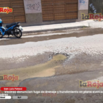 Vecinos denuncian fuga de drenaje y hundimiento en plena avenida Juárez