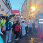 Entre paraguas y oraciones, fieles recorren las calles por Corpus Christi 