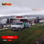¡NO PERDONARON NADA! RAPIÑEROS ARRASAN CON CARGA DE TRÁILER VOLCADO