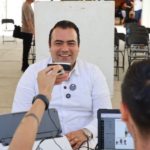 Alcalde de Colón realiza personalmente el trámite de renovación de su licencia