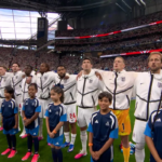 Las aficiones de Inglaterra y Argentina no respetan el himno del rival cantando y pitando por encima