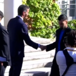 Baena da la mano a Sánchez sin dirigirle la mirada