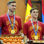 Fabián y Gavi reciben su peso en tomates como homenaje por ganar el Mundial