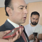 Se deslinda Arturo Maximiliano de bardas con su nombre