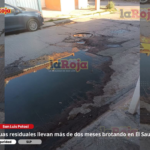 Aguas residuales llevan más de dos meses brotando en El Saucito; Interapas sigue sin atender el problema