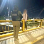 Policías intervienen y ponen a salvo a joven durante crisis emocional en puente Universidad