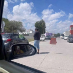 ¡Se puso su propia caseta! Cobra 50 pesos por dejar pasar en la Terremoto