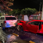 Joven estrelló su deportivo con auto estacionado