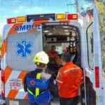 Se impacta contra un poste y queda atravesado en el Acceso III