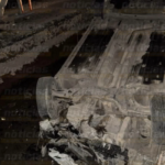 Cae automóvil a zanja en obras del tren México-Querétaro