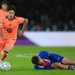 El PSG pierde a Kvaratskhelia para varios meses por rotura del ligamento cruzado anterior tras el choque contra el Barça