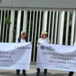 Pensionados de Paraestatales se manifiestan por sus percepciones 